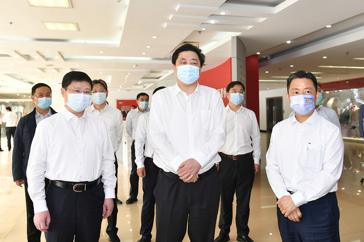 4月12日，无锡市市长赵建军带队深入万象城集团，专题调研疫情防控和复工复产工作。